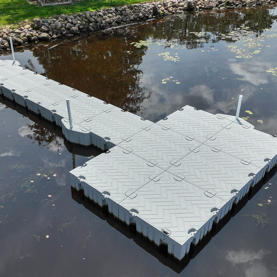 Floating docks rest on the water's surface and are anchored by cables, chains, or flexible connectors. They rise and fall with the water level, providing consistent access regardless of fluctuations.